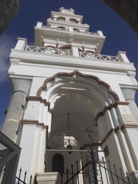 der Kirchturm von Palia Panagia inmitten einer Burg