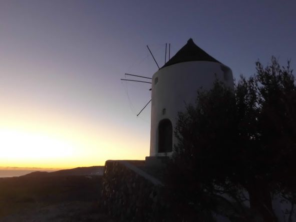 die sehenswerten Windmühlen von Emporio bei Sonnenuntergang